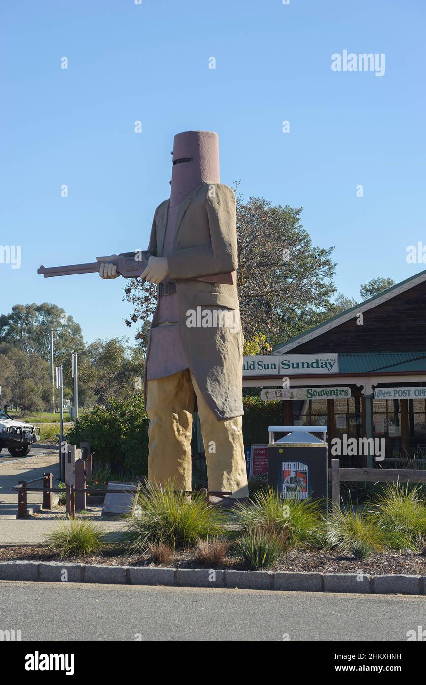 Un gigantesco monumento all'aperto a Ned Kelly a Glen Rowan, Australia Foto Stock