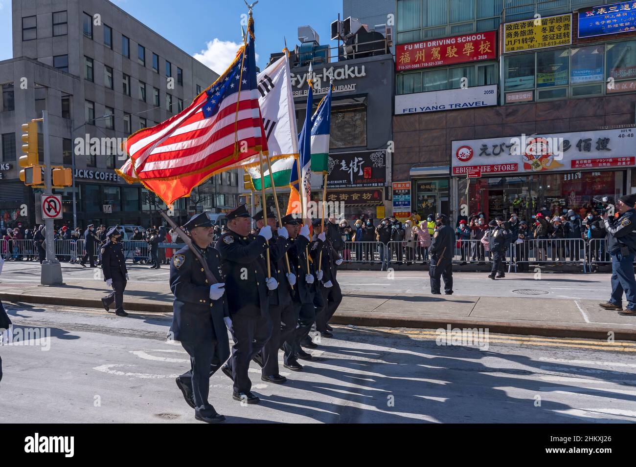 New York, Stati Uniti. 05th Feb 2022. Gli ufficiali di NYPD con bandiere partecipano alla sfilata di Capodanno cinese di Flushing dell'associazione di affari cinese di Flushing a Queens Borough di New York City. Credit: SOPA Images Limited/Alamy Live News Foto Stock