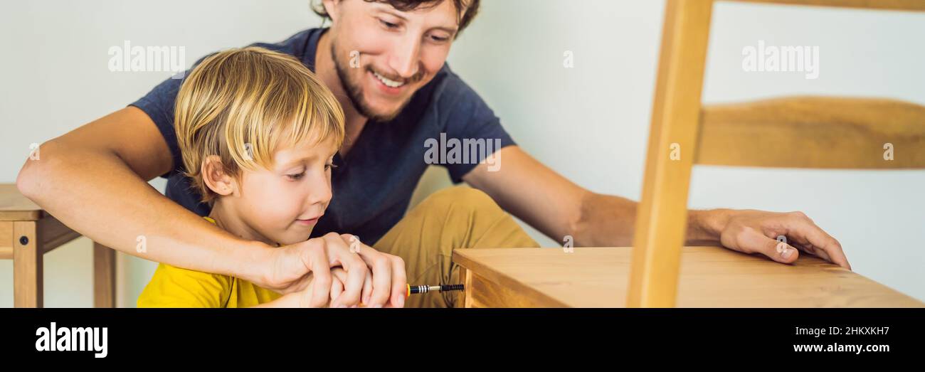 Padre e figlio che assemblano mobili. Ragazzo che aiuta suo padre a casa. BANNER Happy Family Concept, FORMATO LUNGO Foto Stock