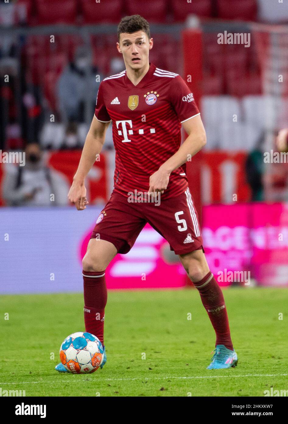 Monaco di Baviera, Germania. 05th Feb 2022. Calcio: Bundesliga, Baviera Monaco - RB Lipsia, giorno di incontro 21 all'Allianz Arena. Benjamin Pavard di Monaco gioca la palla. Credit: Sven Hoppe/dpa - NOTA IMPORTANTE: In conformità con i requisiti della DFL Deutsche Fußball Liga e della DFB Deutscher Fußball-Bund, è vietato utilizzare o utilizzare fotografie scattate nello stadio e/o della partita sotto forma di immagini di sequenza e/o serie di foto video-simili./dpa/Alamy Live News Foto Stock