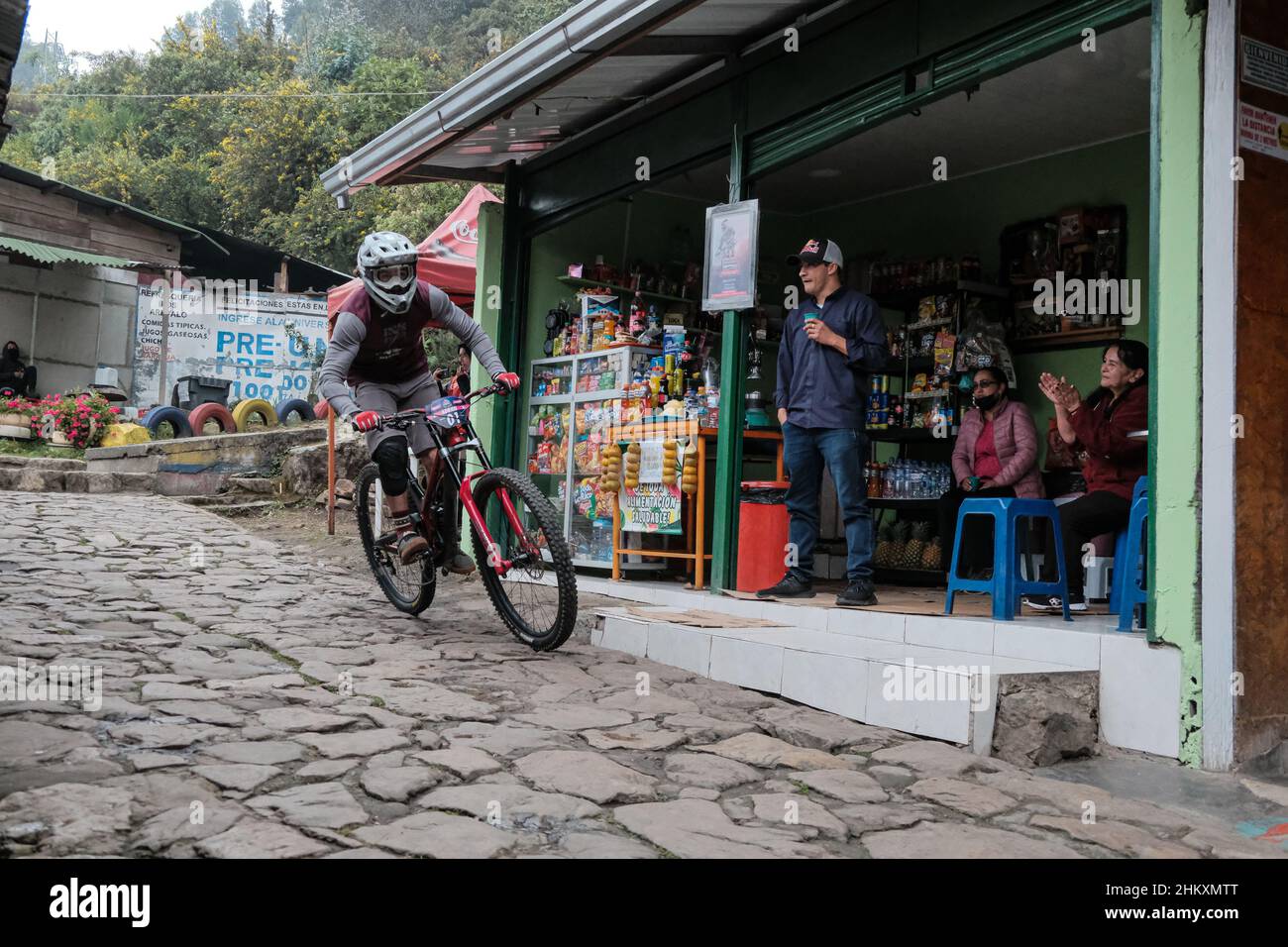 Il ciclista francese Adrien Loron compete durante la gara di discesa RedBull Monserrate Cerro Abajo 2022 nella famosa attrazione turistica di Monserrate a Bogota, Colombia, 6 febbraio 2022. Camilo Sanchez 'Paquito' ha vinto la gara con un tempo di 4:41,82 Foto Stock