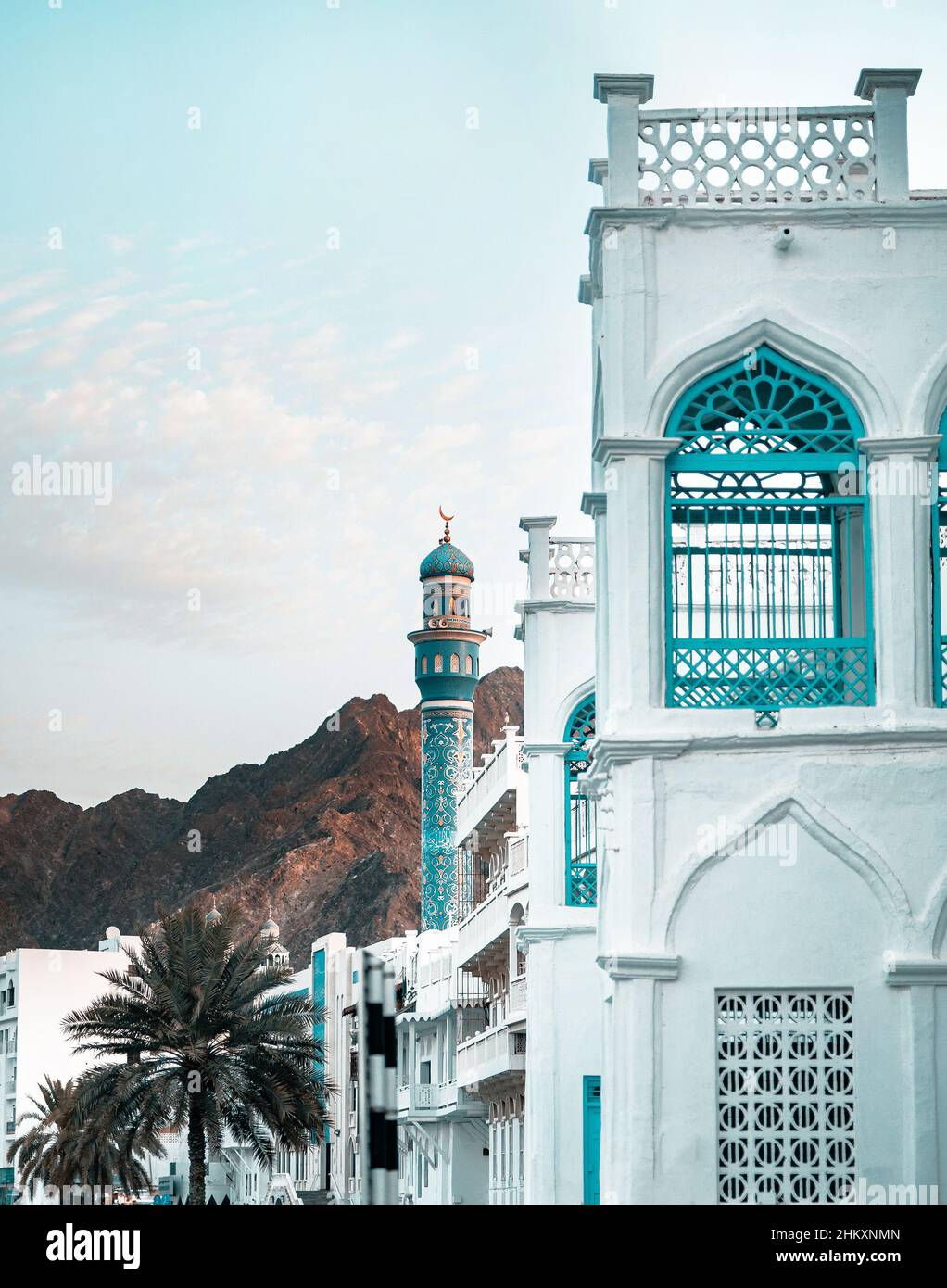 Una moschea in Oman Muscat circondata da montagne e palme Foto Stock