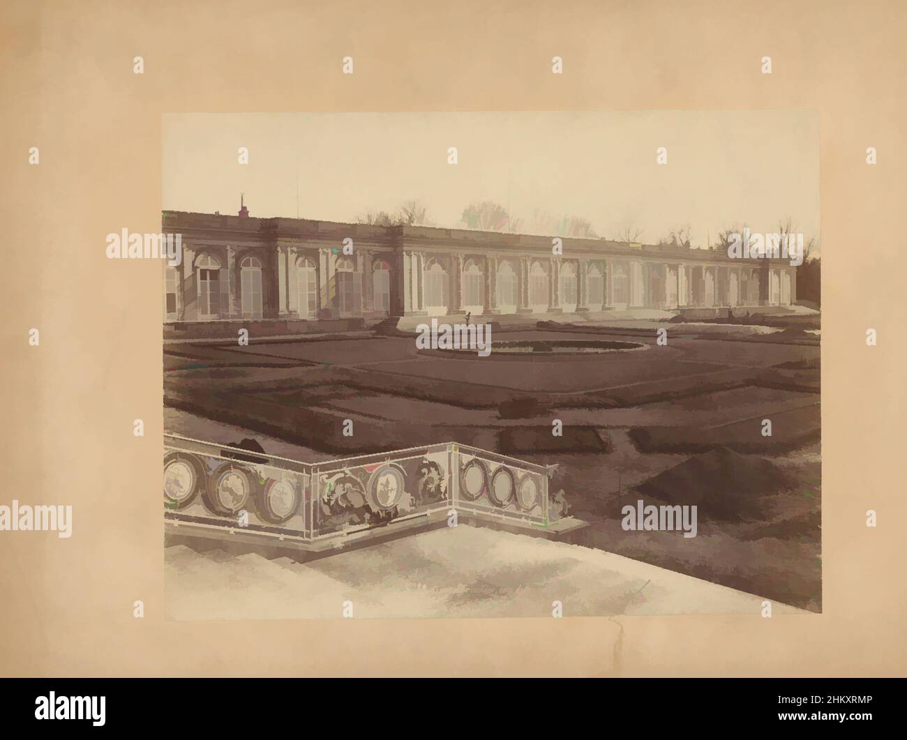 Arte ispirata da parte della facciata del Grand Trianon a Versailles, Grand Trianon, coté du jardin. J.D., Versailles, c.. 1875 - c. 1900, cartone, stampa albume, altezza 223 mm x larghezza 288 mm, opere classiche modernizzate da Artotop con un tocco di modernità. Forme, colore e valore, impatto visivo accattivante sulle emozioni artistiche attraverso la libertà delle opere d'arte in modo contemporaneo. Un messaggio senza tempo che persegue una nuova direzione selvaggiamente creativa. Artisti che si rivolgono al supporto digitale e creano l'NFT Artotop Foto Stock