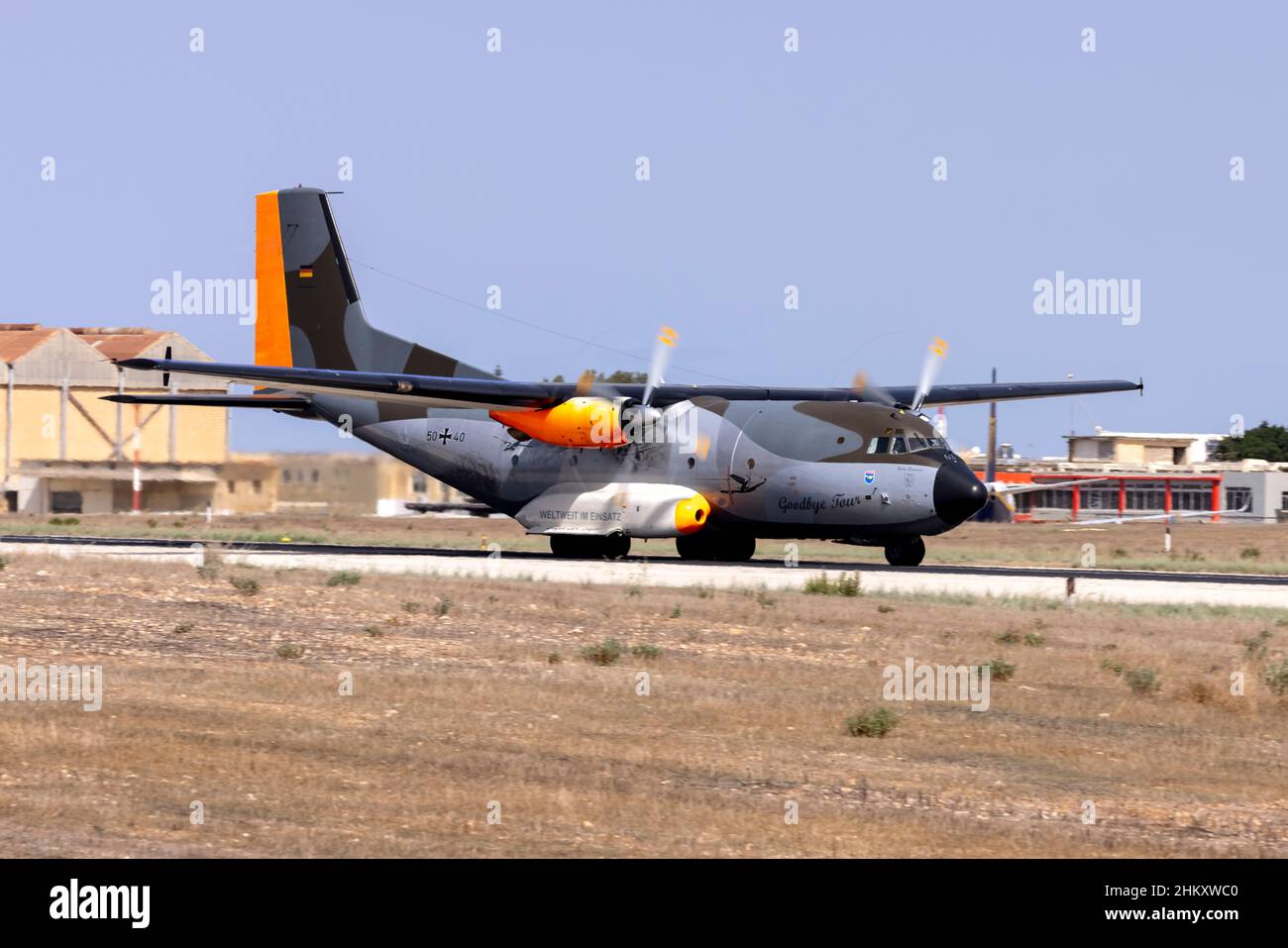 L'Aeronautica militare tedesca Transall C-160D (Reg.: 5040) parte dalla pista 13; sarà ritirata dal servizio molto presto. Foto Stock