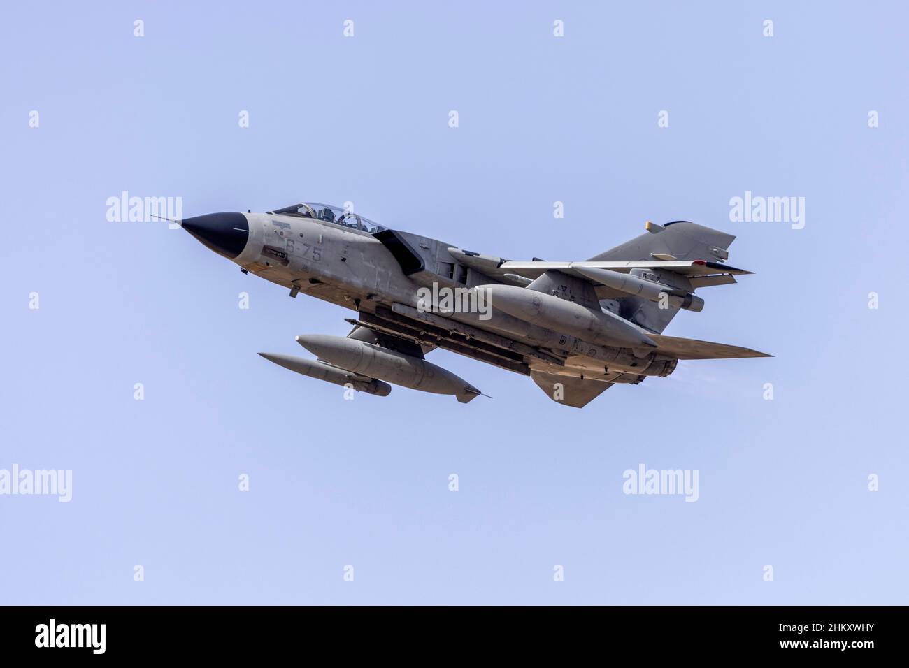 Air Force italiana Panavia Tornado IDS (REG: MM7013) con partenza in postbruciatore. Foto Stock