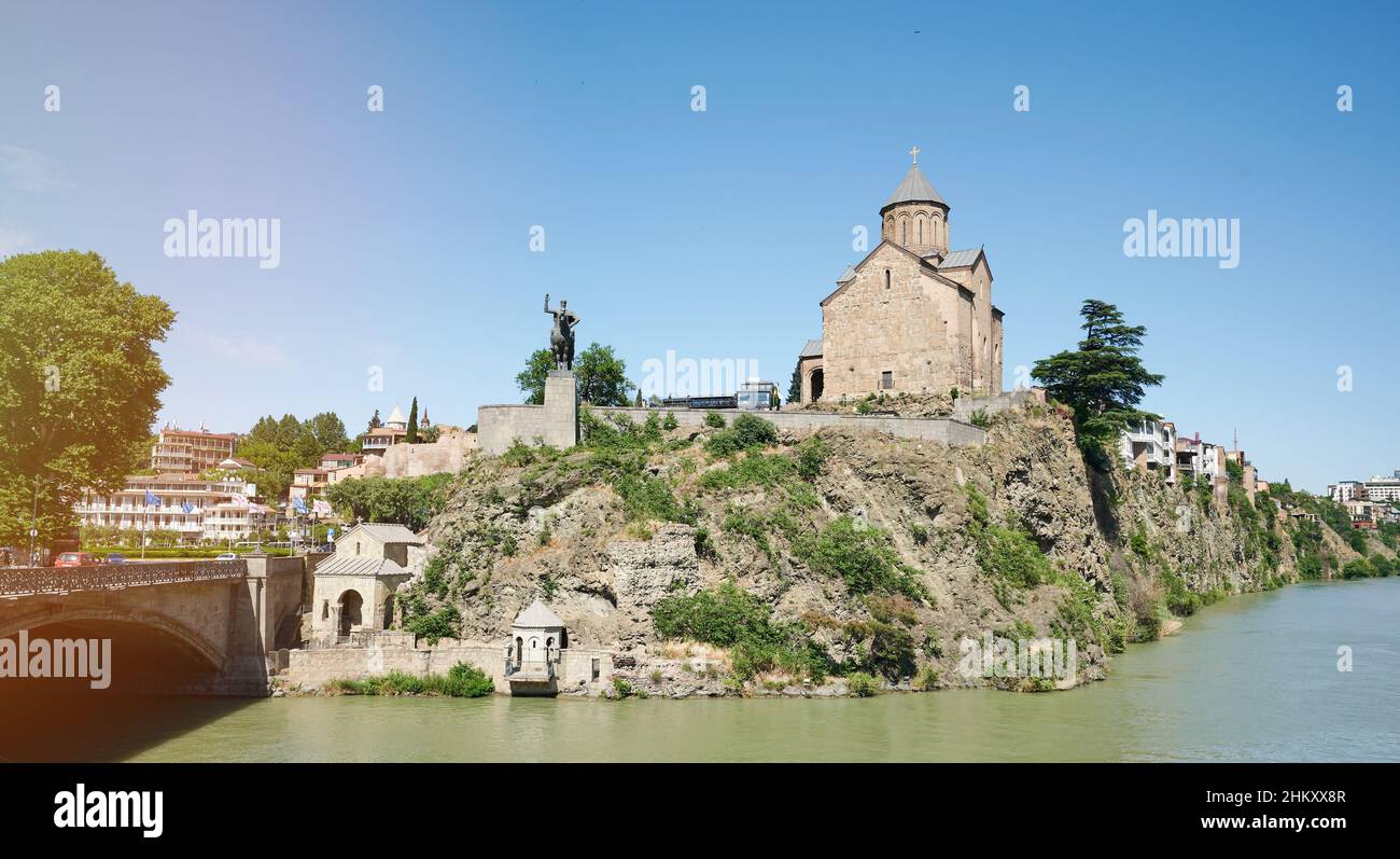 Centro storico di Tbilisi con chiesa e statua sul fiume Kura Foto Stock