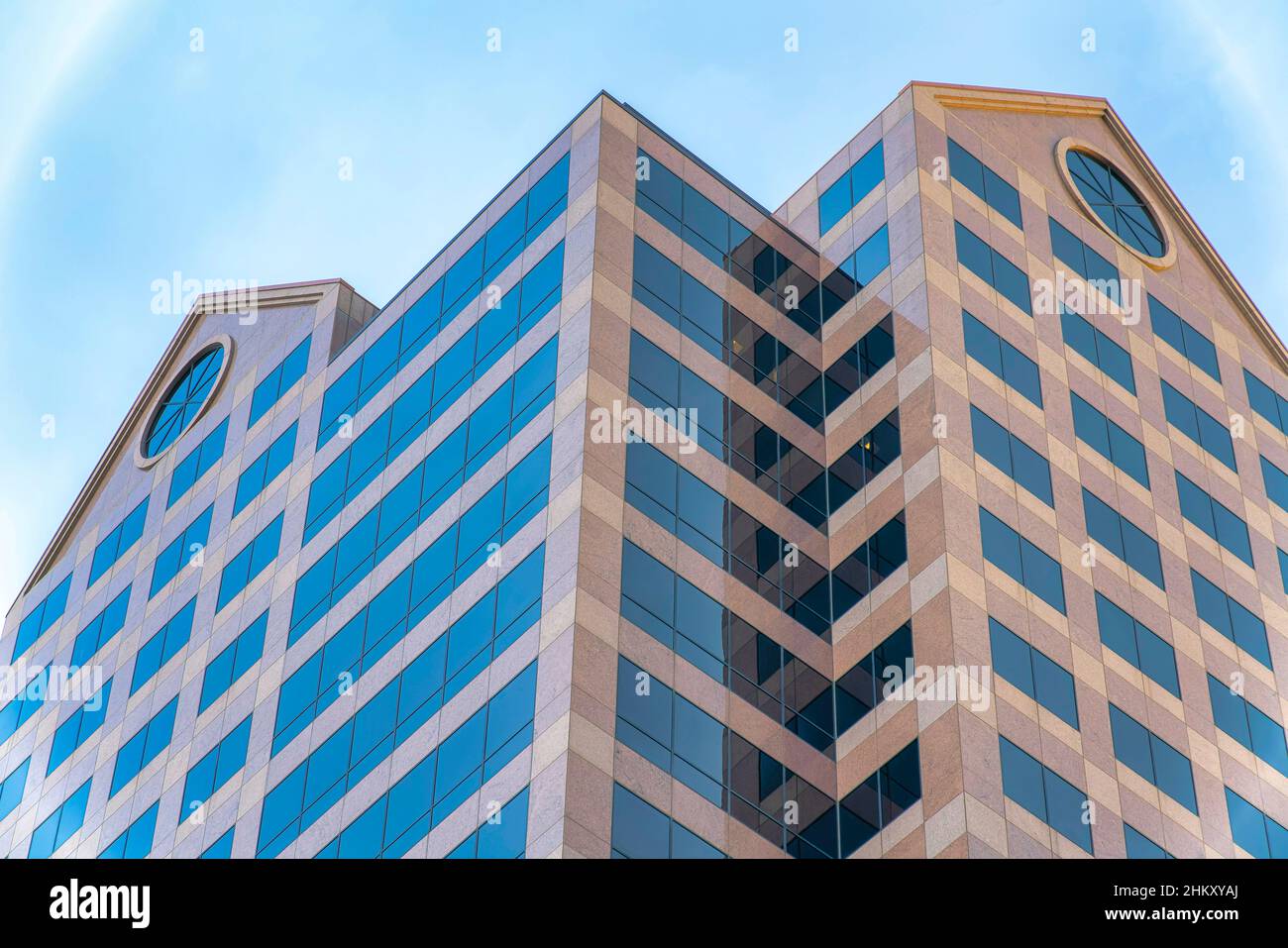 Vista ad angolo basso di un edificio con tetto a capanna a Salt Lake City nello Utah Foto Stock