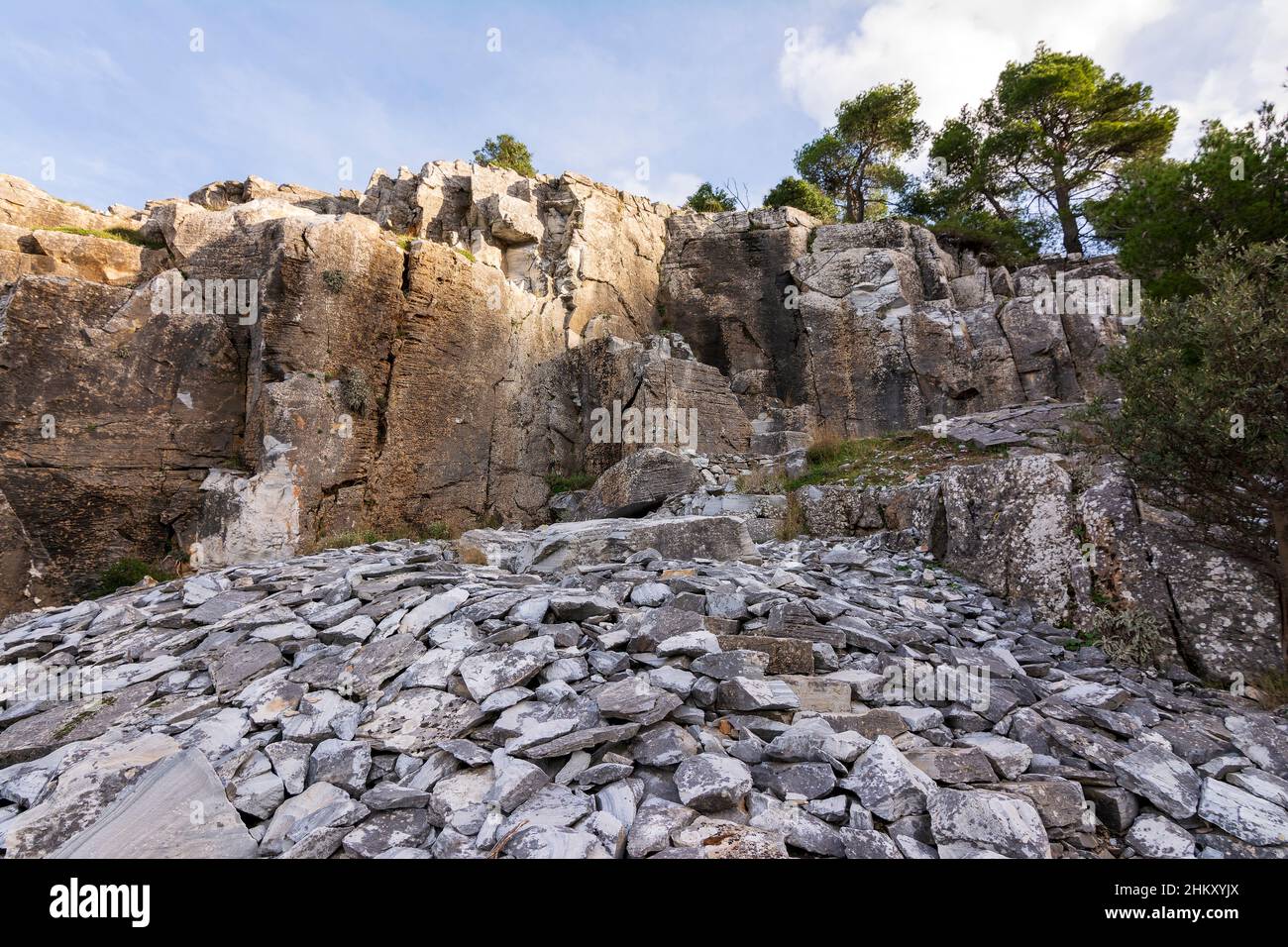 Parte della cava di marmo Penteli abbandonata ad Attika, Grecia. Penteli è una montagna, 18 km a nord di Atene, da cui è stata fornita la pietra per il con Foto Stock