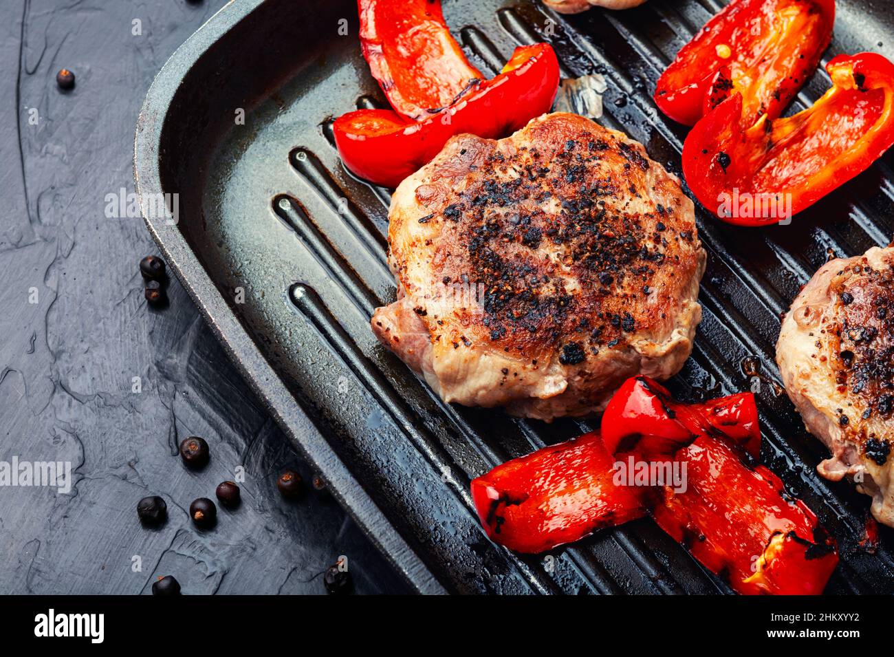 Bistecca di manzo alla griglia, manzo e maiale con spezie. Bistecca tritata o cotoletta tritata e bacche di ginepro Foto Stock