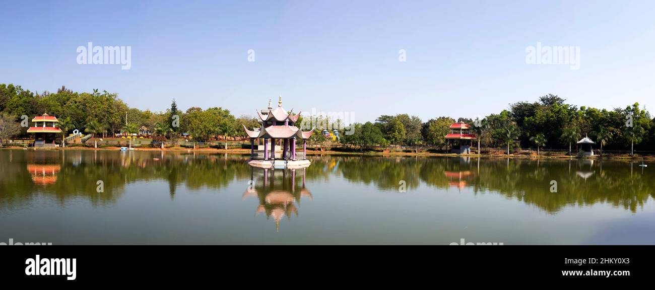 Vista panoramica del giardino roccioso lago in almatti: Almatti-Bagalkot, Karnataka, India-Gennaio 31,2022 Foto Stock
