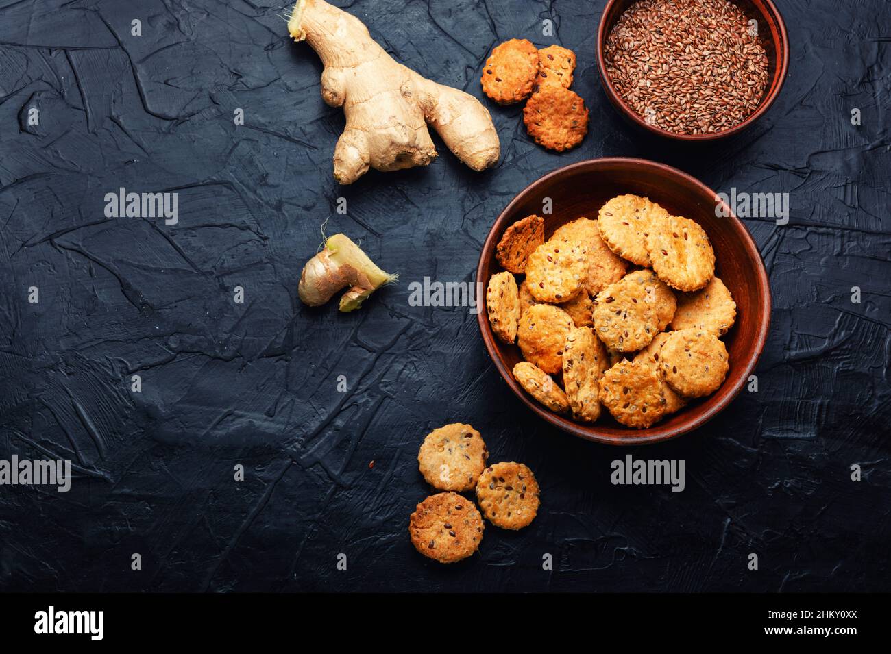 Cracker con zenzero e lino. Biscotti vegetariani. Spazio di copia Foto Stock