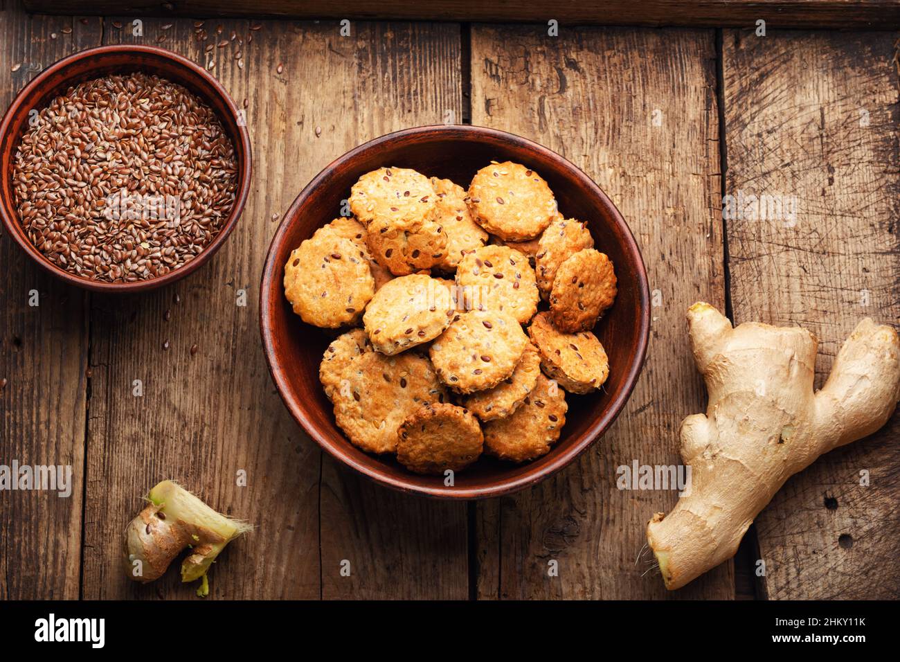 Cracker appetitosi con lino e zenzero. Dolci vegetariani. Foto Stock