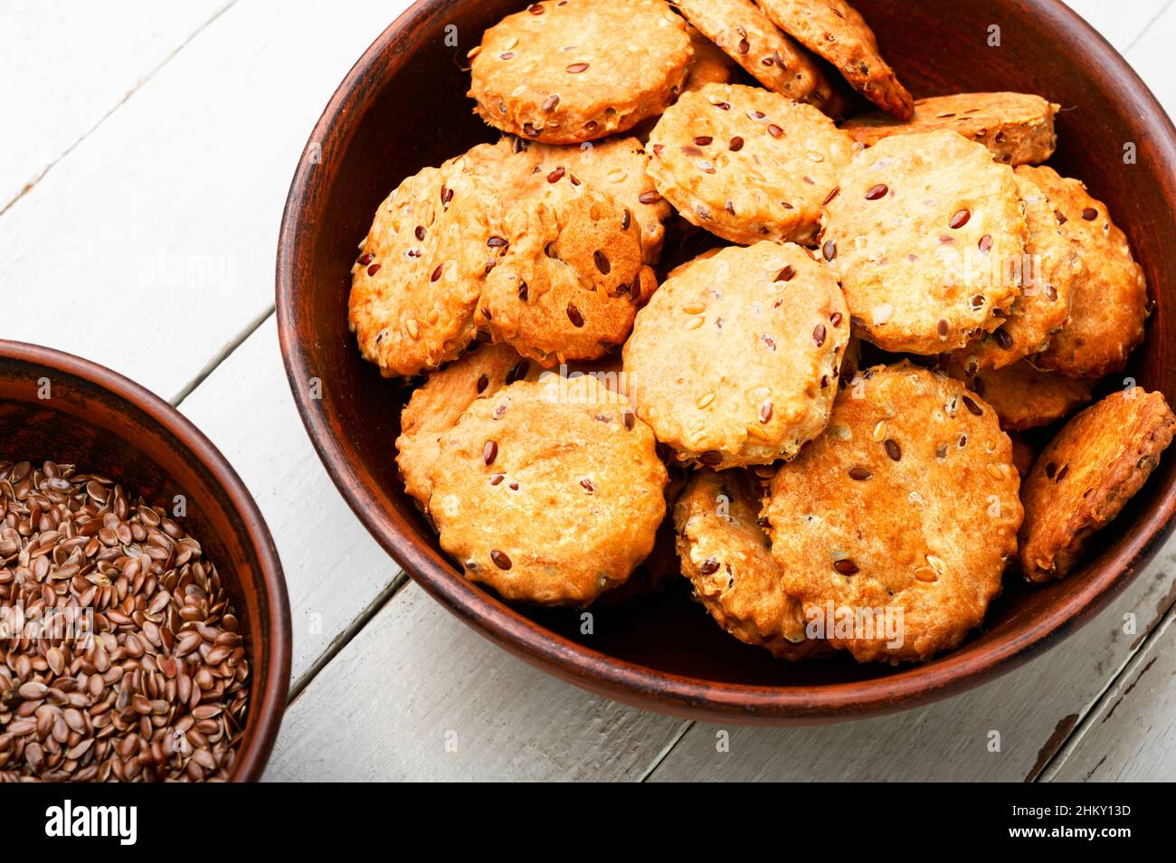 Deliziosi cracker con zenzero e lino. Biscotti vegetariani. Foto Stock