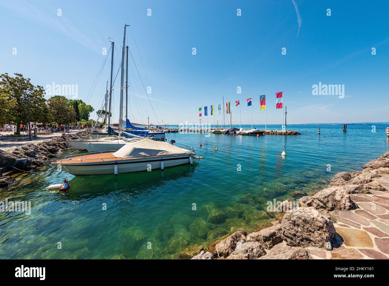 Piccolo porto del villaggio di Cisano con piccole barche ormeggiate. Località turistica sulla costa del Lago di Garda. Comune di Bardolino, Verona, Veneto, Italia. Foto Stock
