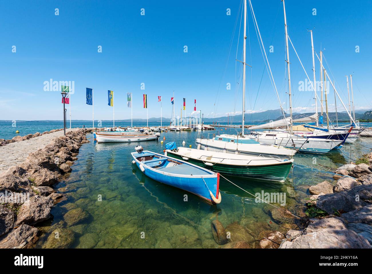 Piccolo porto del villaggio di Cisano con piccole barche ormeggiate. Località turistica sulla costa del Lago di Garda. Comune di Bardolino, Verona, Veneto, Italia. Foto Stock