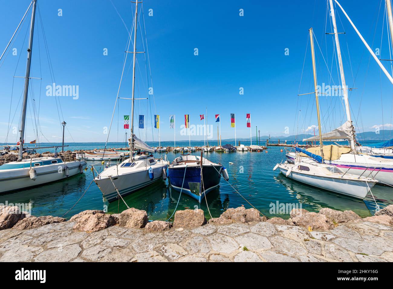Piccolo porto del villaggio di Cisano con piccole barche ormeggiate. Località turistica sulla costa del Lago di Garda. Comune di Bardolino, Verona, Veneto, Italia. Foto Stock