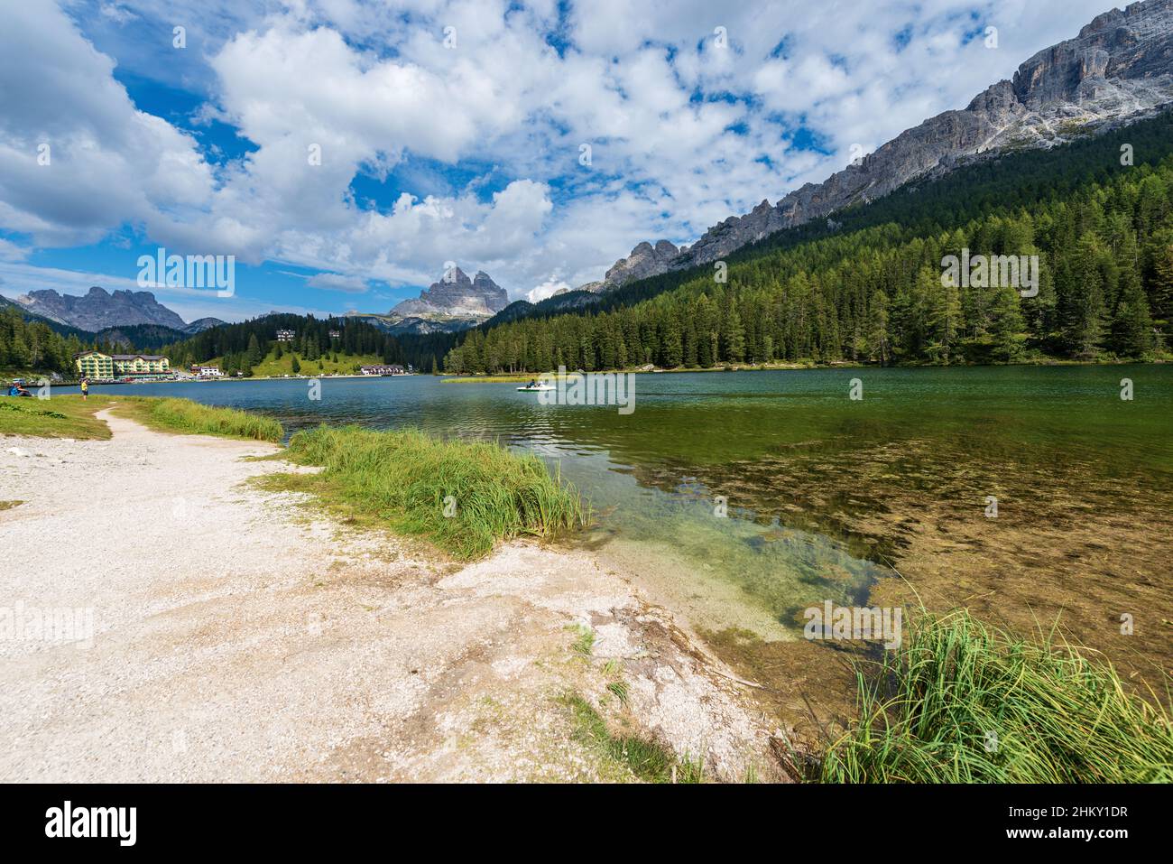 Lago Misurina, cime delle tre Cime di Lavaredo, Cadini di Misurina, Monte Rudo o Rautkofel e Croda dei Rondoi o Schwalbenkofel. Italia. Foto Stock