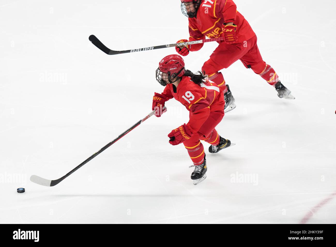 Pechino, Cina. 6th Feb 2022. LIN Jiaxin (davanti) e Kang Mulan della Cina competono durante la partita di hockey su ghiaccio femminile del Gruppo B tra Cina e Giappone al Wukesong Sports Center di Pechino, capitale della Cina, 6 febbraio 2022. Credit: Meng Yongmin/Xinhua/Alamy Live News Foto Stock