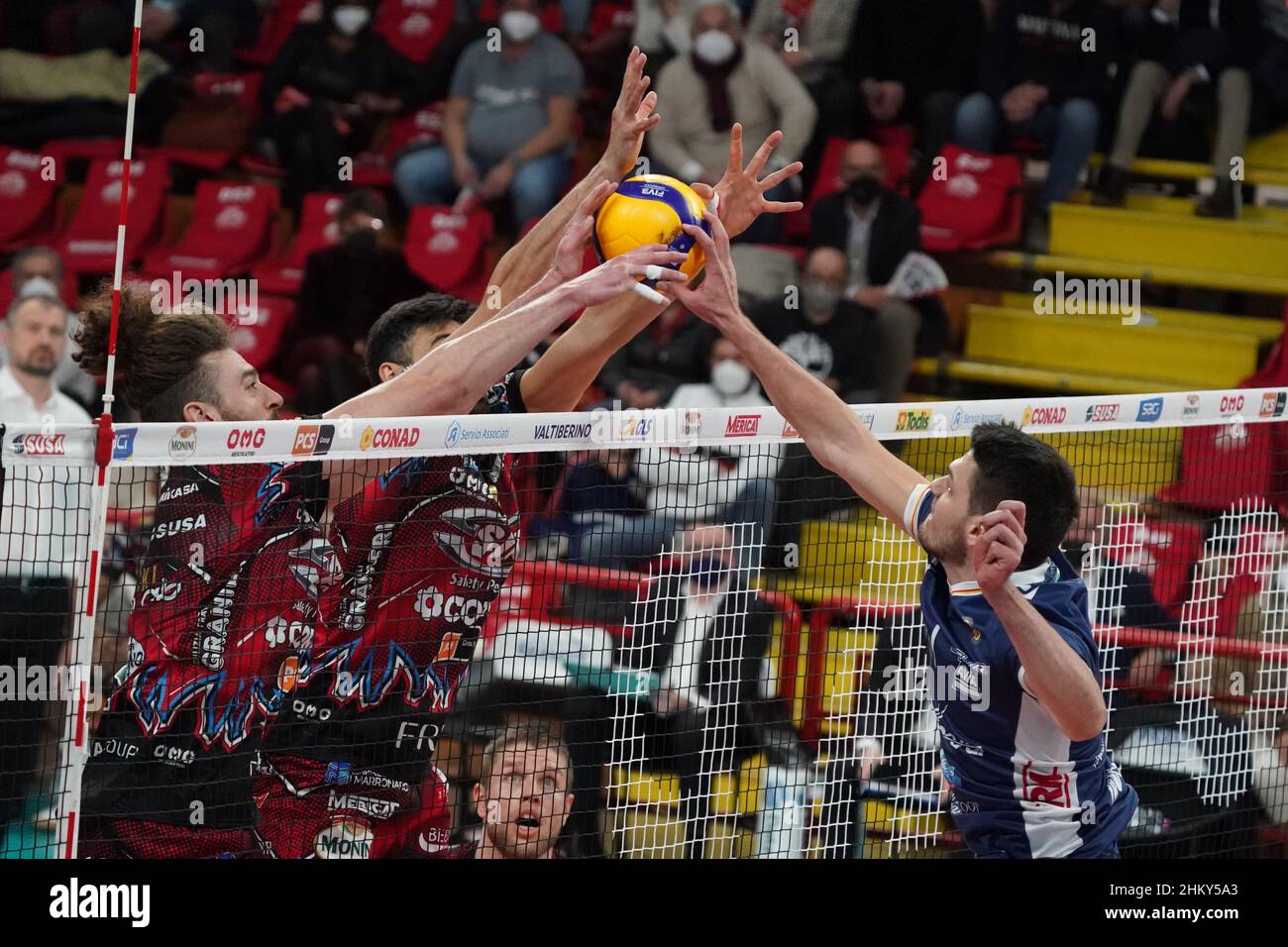 Perugia, Italia. 05th Feb, 2022. vukasinovic marko (n.1 consar ravenna) durante Sir Safety Conad Perugia vs Consar Ravenna, Volleyball Italian Serie A Men Superleague Championship in Perugia, Italy, February 05 2022 Credit: Independent Photo Agency/Alamy Live News Foto Stock