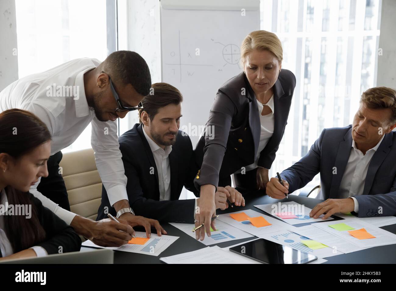Gruppo di affari di vendita concentrato che lavora con i rapporti cartacei Foto Stock
