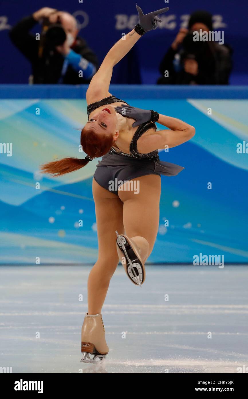 Pechino, Hebei, Cina. 6th Feb 2022. Eliska Brezinova (CZE) si inzia nel programma di pattinaggio singolo femminile durante i Giochi Olimpici invernali di Pechino 2022 al Capital Indoor Stadium. (Credit Image: © David G. Credit: ZUMA Press, Inc./Alamy Live News Foto Stock