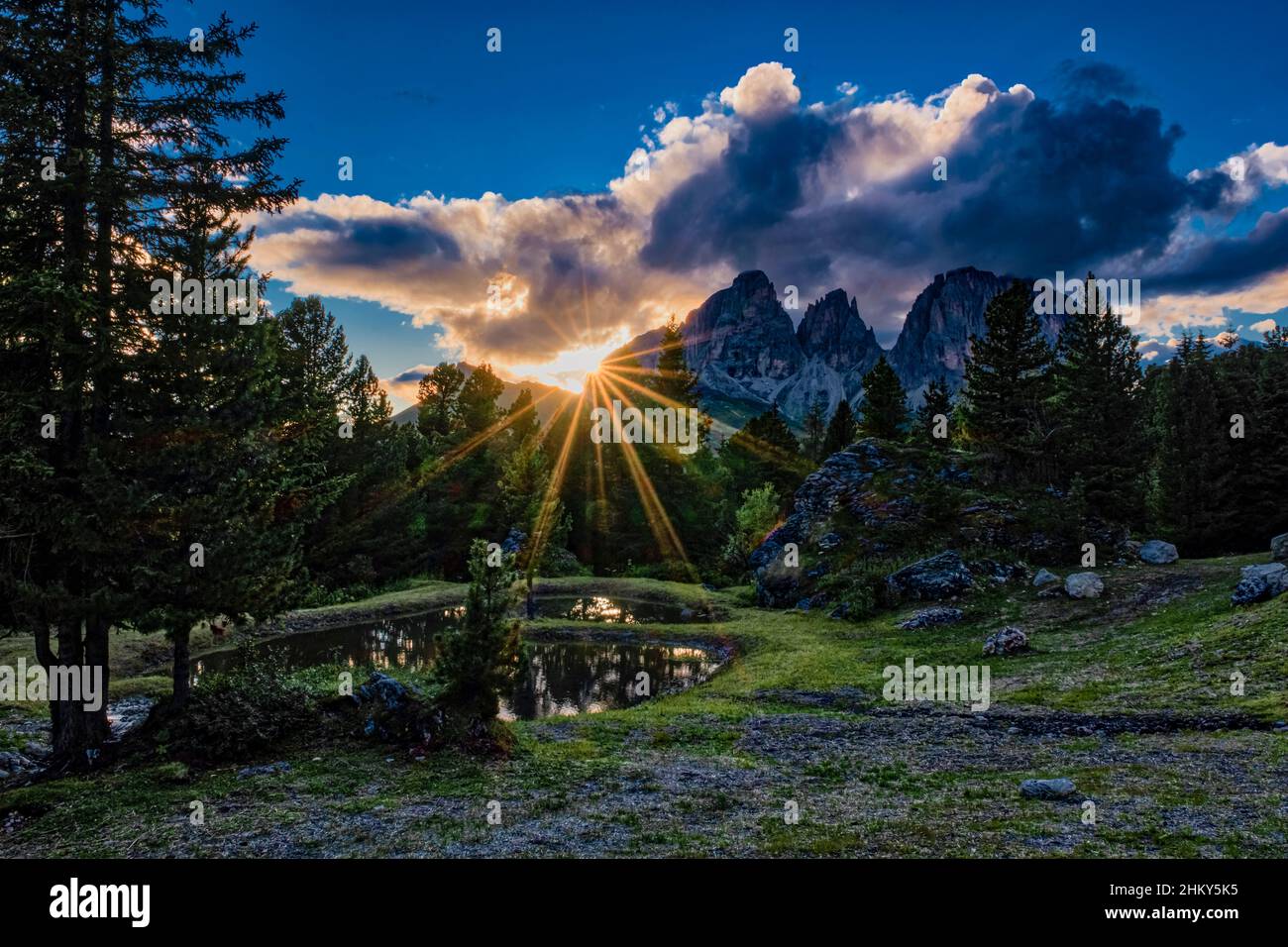 Cime e pareti rocciose di Plattkofel, Grohmannspitze e Langkofel (da sinistra), vista da sotto Passo Pordoi al tramonto. Foto Stock