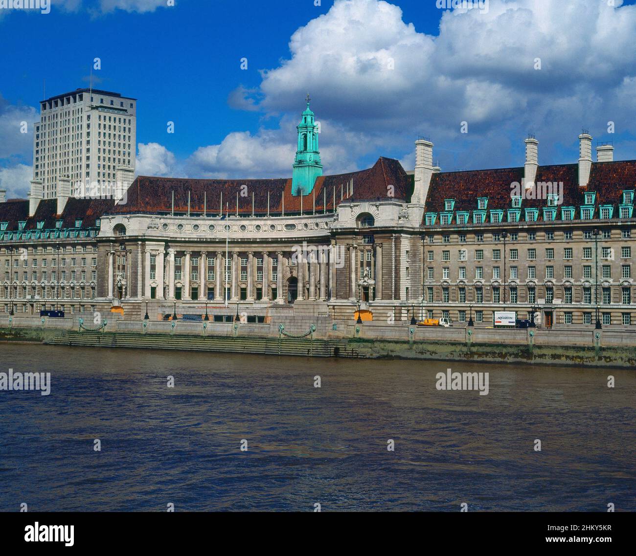 RIO TAMESIS Y EDIFICIO DE LOS JUZGADOS EN LA ORILLA. Ubicazione: ESTERNO. LONDRA. INGHILTERRA. Foto Stock
