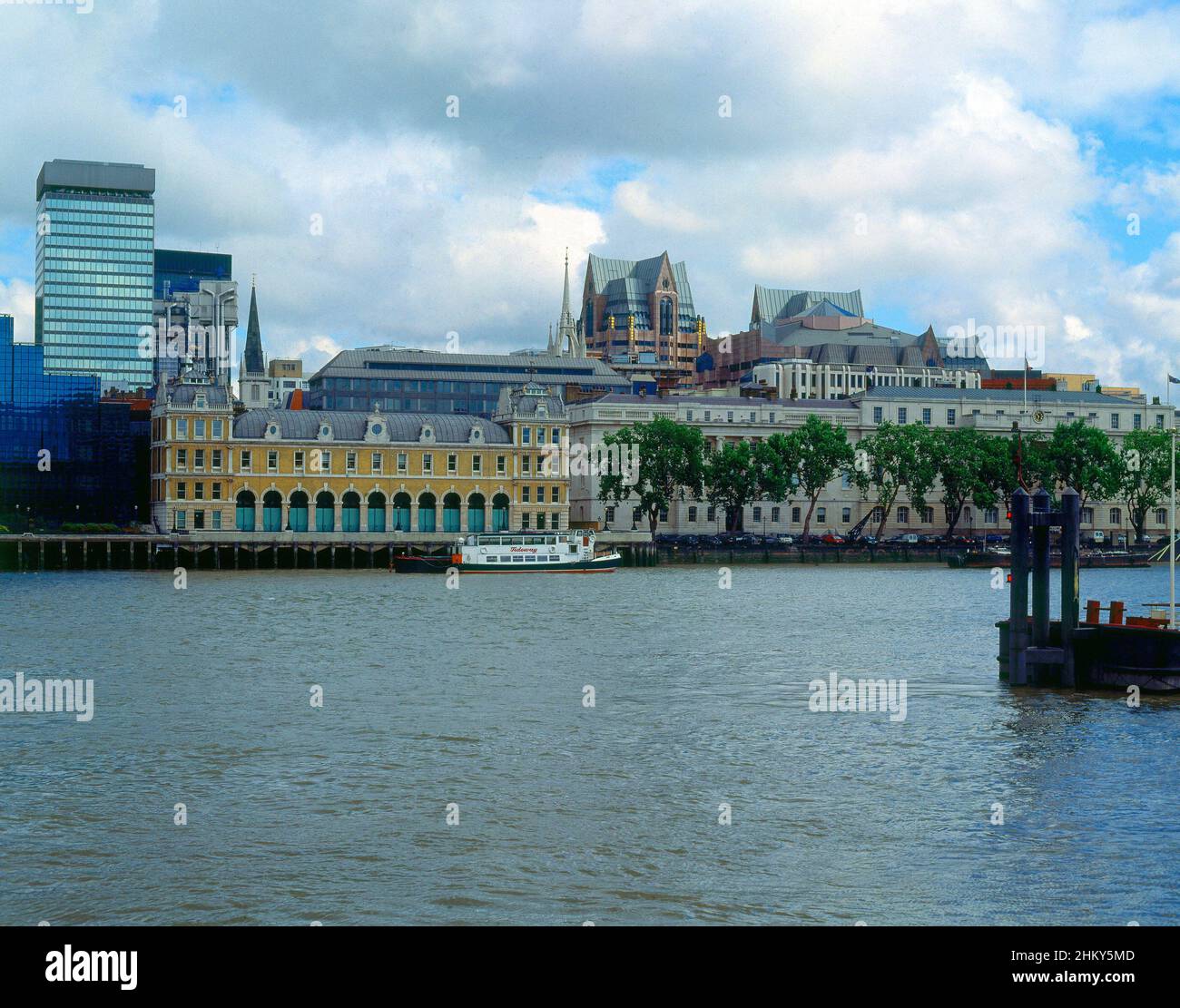 RIO TAMESIS - ORILLA CON EDIFICOS DEL BARRIO BANCARO. Ubicazione: ESTERNO. LONDRA. INGHILTERRA. Foto Stock