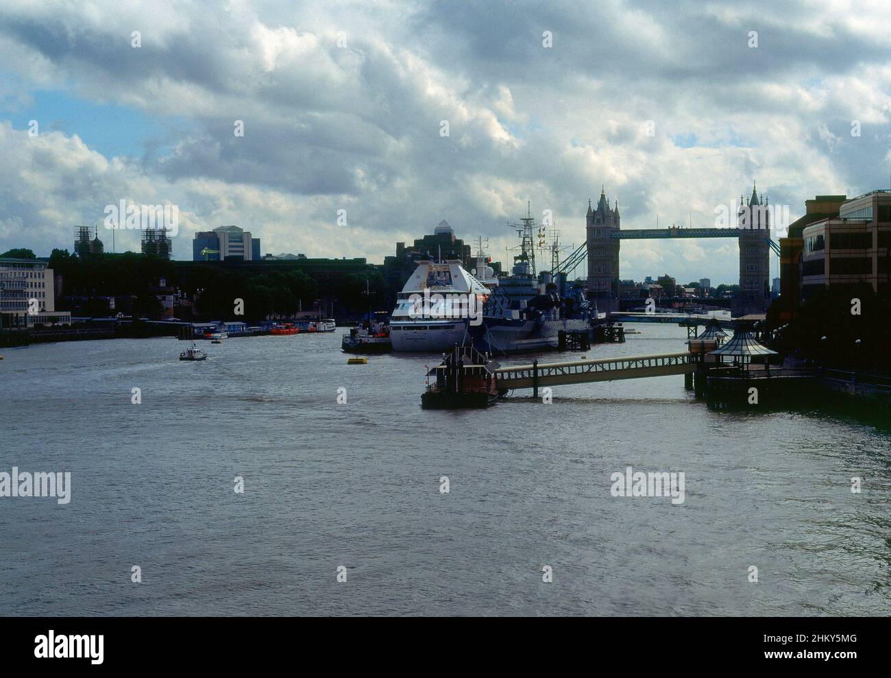 RIO TAMESIS CON EMBARCACIONES. Ubicazione: ESTERNO. LONDRA. INGHILTERRA. Foto Stock