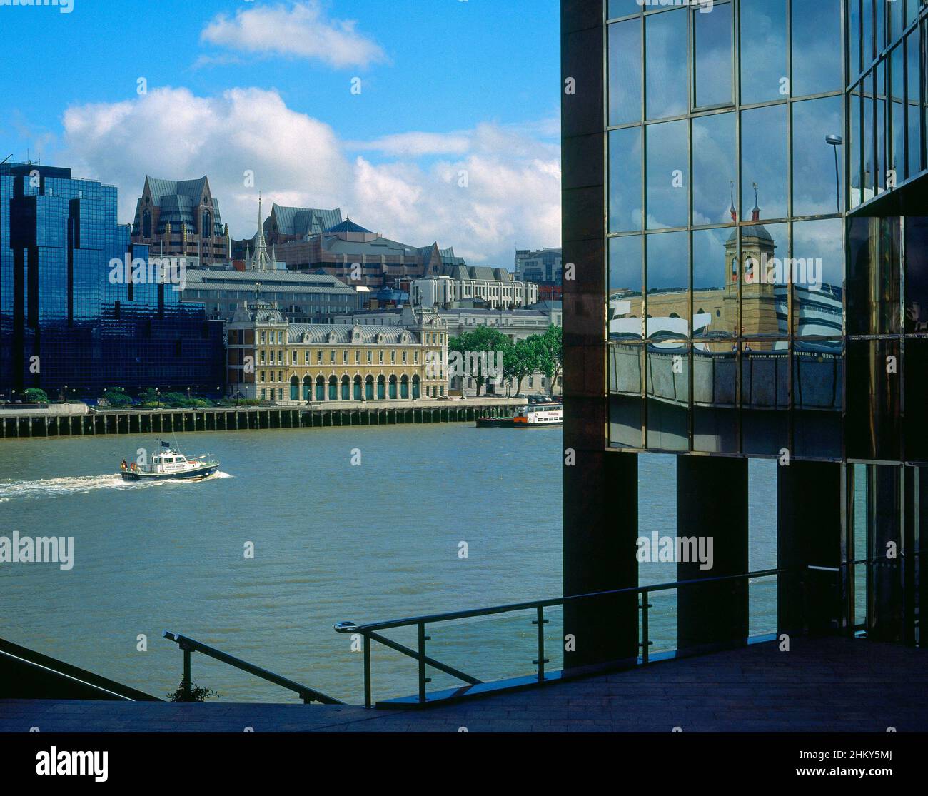 RIO TAMESIS CON EMBARCACIONES Y ORILLA CON EDIFICIOS. Ubicazione: ESTERNO. LONDRA. INGHILTERRA. Foto Stock