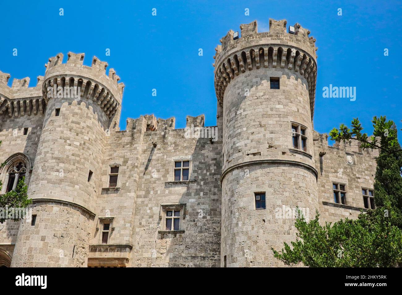 Palazzo del Gran Maestro dei Cavalieri di Rodi con cielo blu durante la Giornata estiva. Bellissimo castello medievale in Grecia. Foto Stock