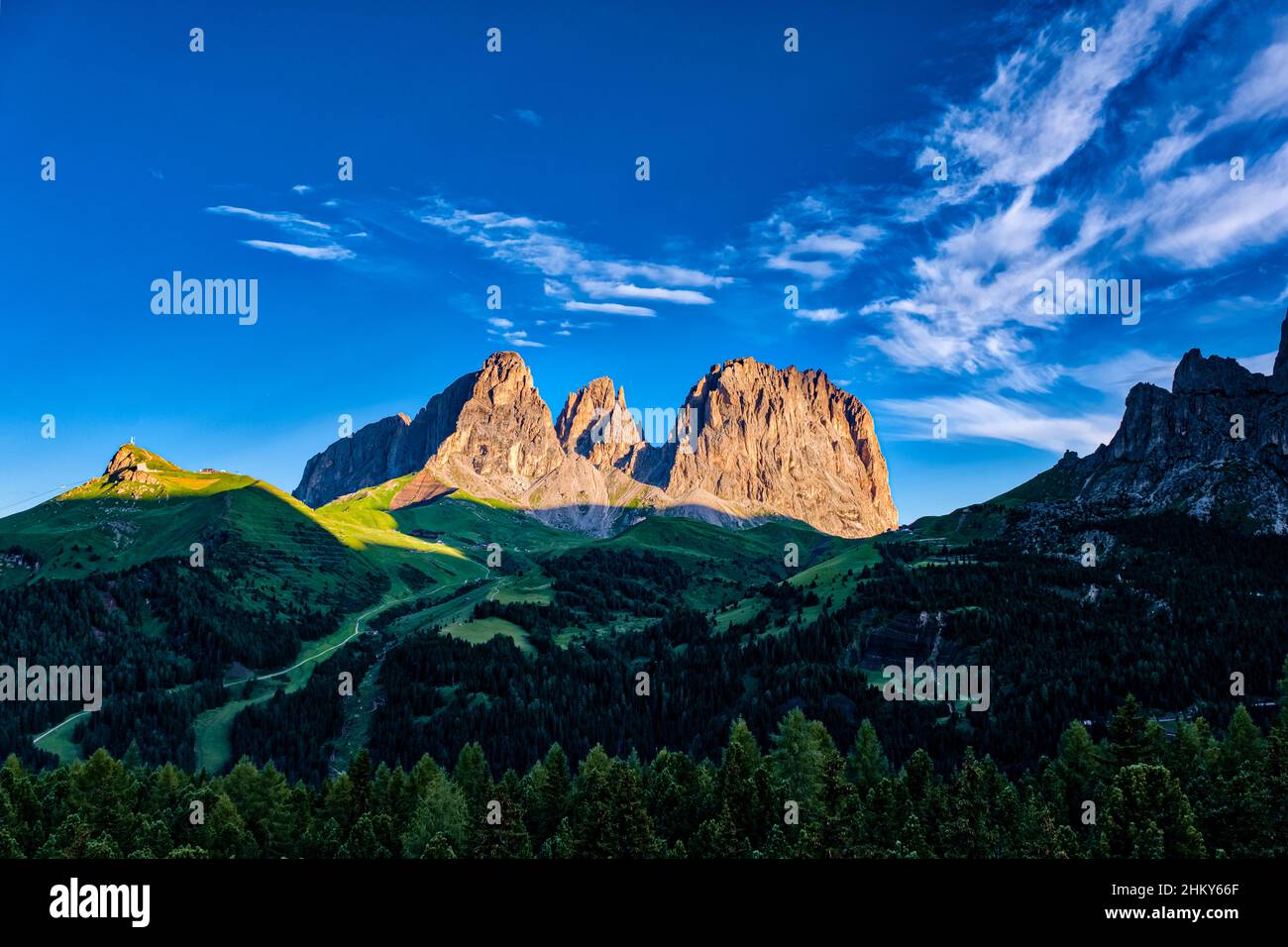 Cime di Plattkofel, Grohmannspitze e Langkofel al centro, pareti rocciose del gruppo Sella sul lato destro, visto dal Passo Pordoi. Foto Stock
