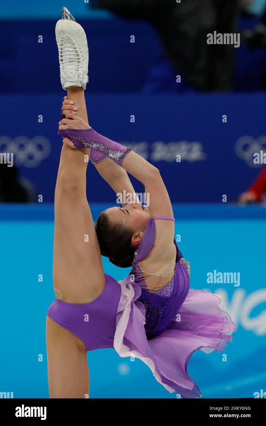 Pechino, Hebei, Cina. 6th Feb 2022. Kamila Valieva (ROC) pattina nel programma di pattinaggio singolo femminile durante i Giochi Olimpici invernali di Pechino 2022 al Capital Indoor Stadium. (Credit Image: © David G. Credit: ZUMA Press, Inc./Alamy Live News Foto Stock