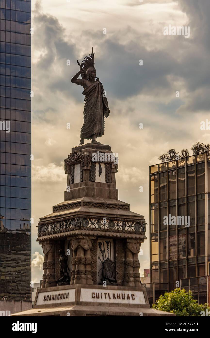 Il monumento Cuitlahuac in Paseo de la Reforma, Città del Messico. Nord America Foto Stock