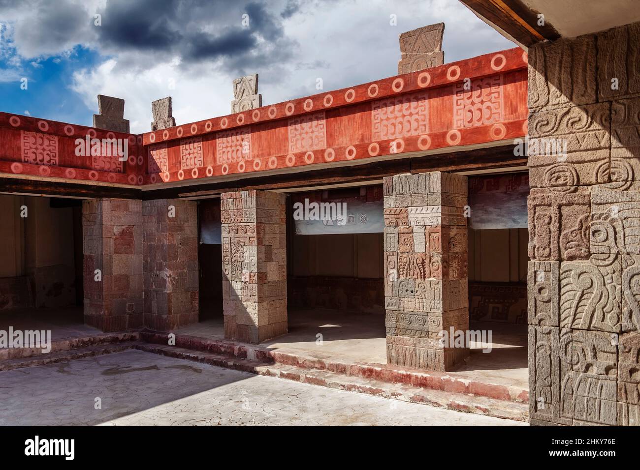 Cortile del Palazzo di Quetzalpapálotl, Teotihuacan, ex città precolombiana e un complesso archeologico a nord-est, Città del Messico. Nord America Foto Stock