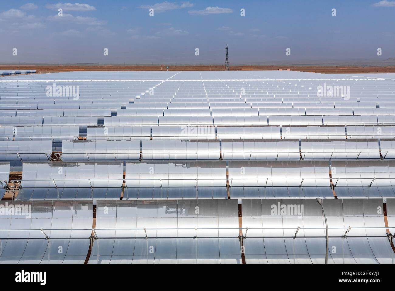 Energia solare termica Energia sostenibile, Noor Ouarzazate concentrata di energia solare complesso di stazione. Il Marocco, Maghreb Nord Africa Foto Stock