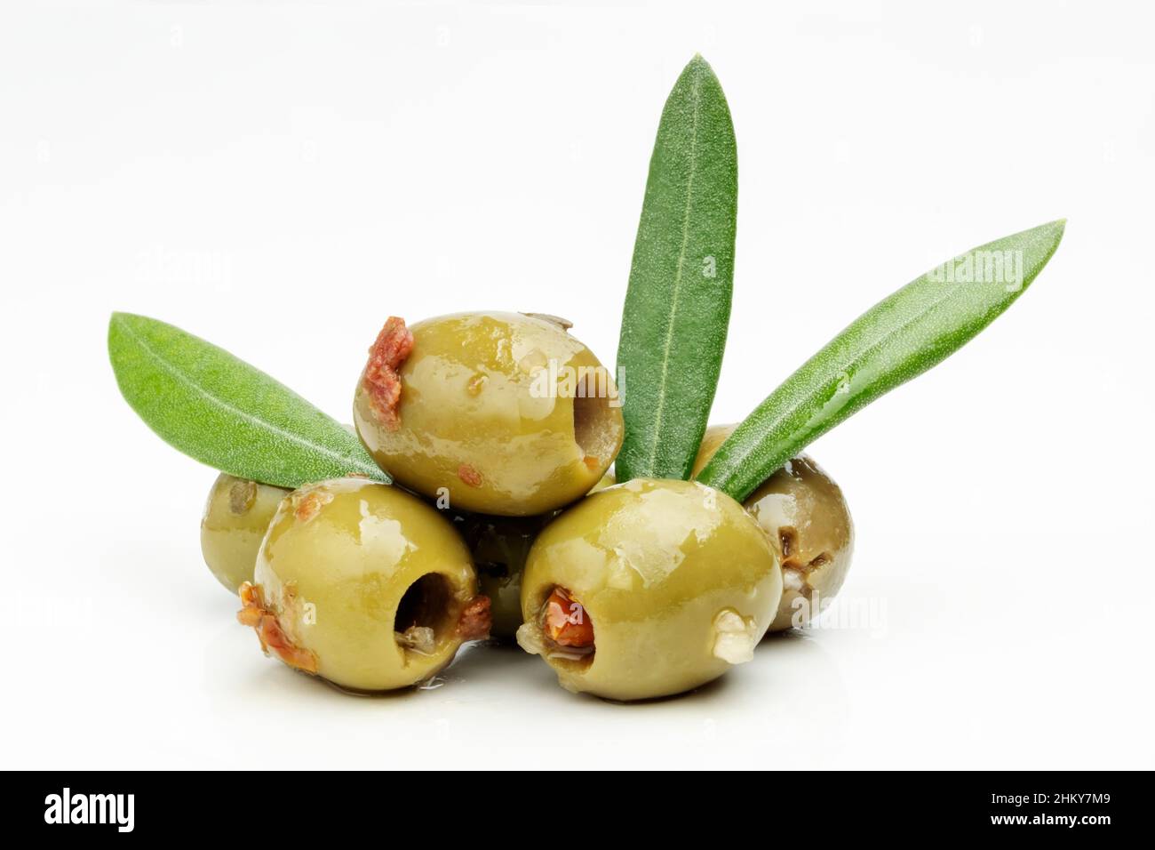 Olive verdi con pomodoro secco Foto Stock