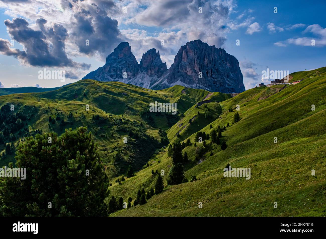 Cime di Plattkofel, Grohmannspitze e Langkofel, vista dal basso sotto il Passo del Sella. Foto Stock