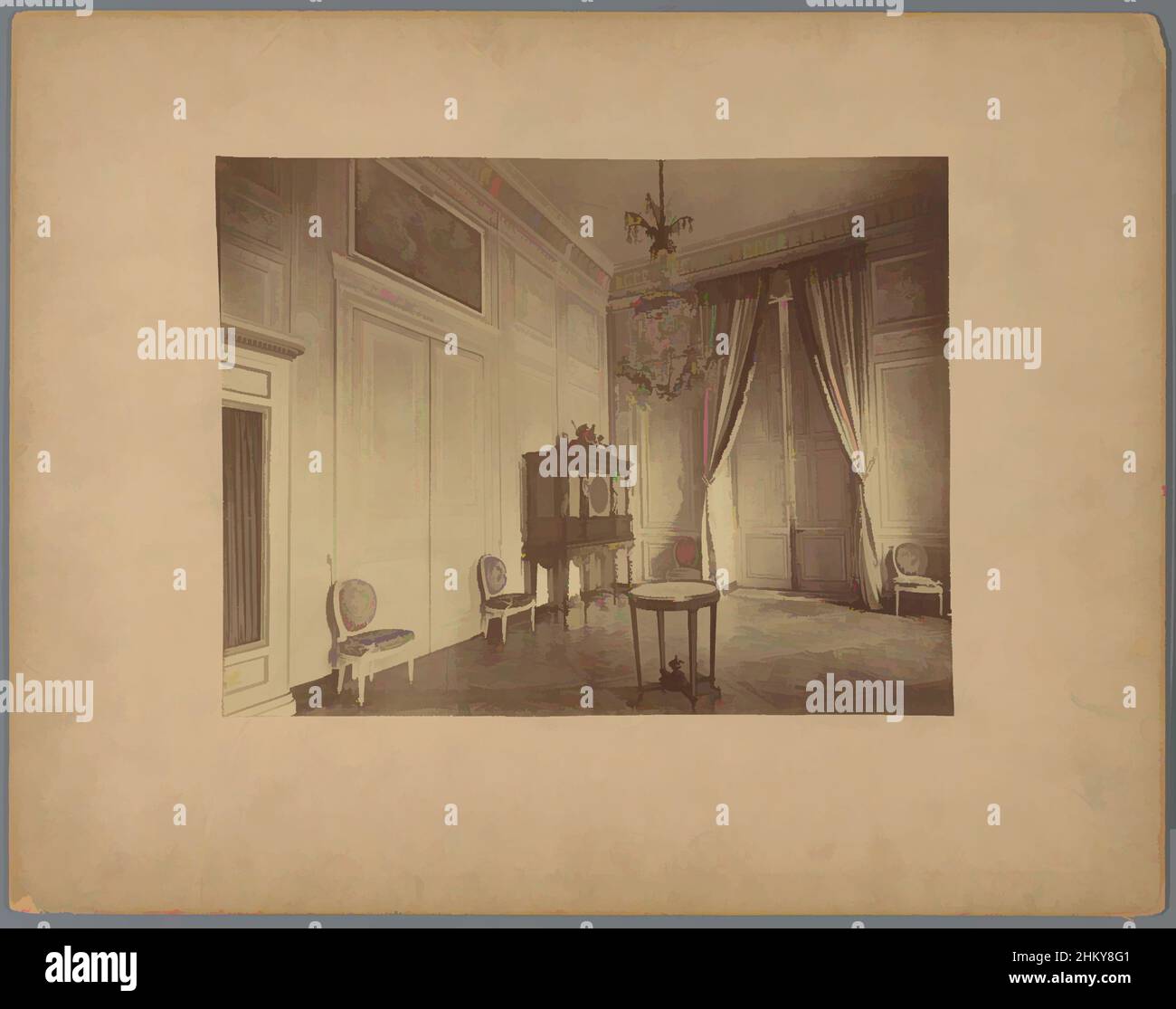 Art Inspired by Room with spectres in the Reggia di Versailles, Versailles - Salon des Glaces, JD, Kasteel van Versailles, c.. 1875 - c. 1900, cartone, stampa albume, altezza 220 mm x larghezza 288 mm, opere classiche modernizzate da Artotop con un tocco di modernità. Forme, colore e valore, impatto visivo accattivante sulle emozioni artistiche attraverso la libertà delle opere d'arte in modo contemporaneo. Un messaggio senza tempo che persegue una nuova direzione selvaggiamente creativa. Artisti che si rivolgono al supporto digitale e creano l'NFT Artotop Foto Stock