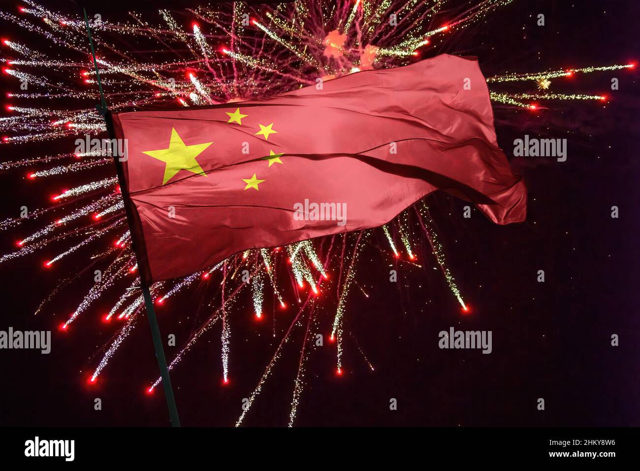 La bandiera della Cina, ufficialmente la bandiera nazionale della Repubblica popolare Cinese e spesso conosciuta anche come la bandiera rossa a cinque stelle Foto Stock
