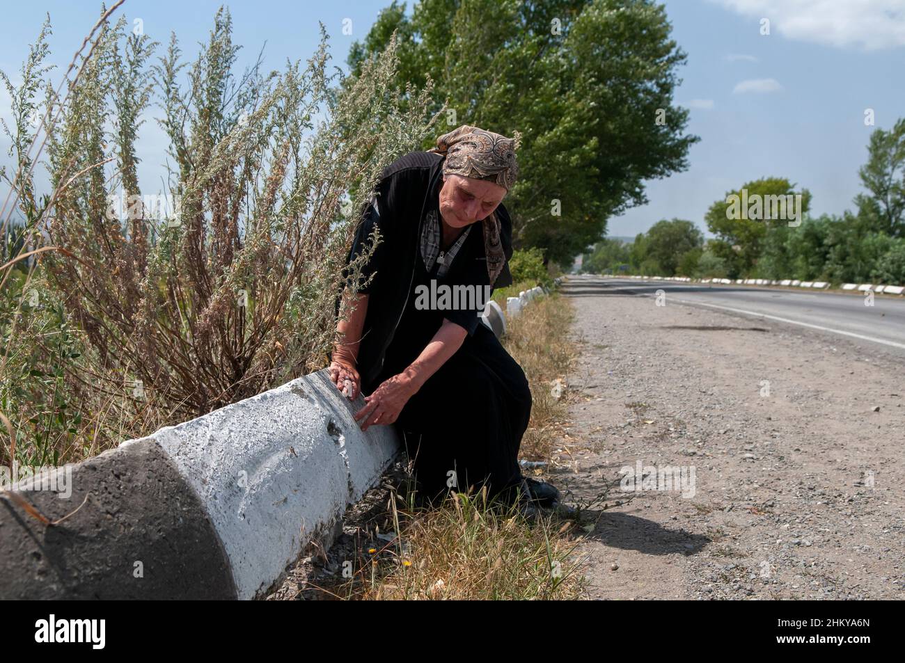 Una donna georgiana anziana sembra sconvolta quando fugge dalla città di Gori poco dopo che le forze russe entrarono nella città durante la guerra russo-georgiana del 2008 agosto Foto Stock