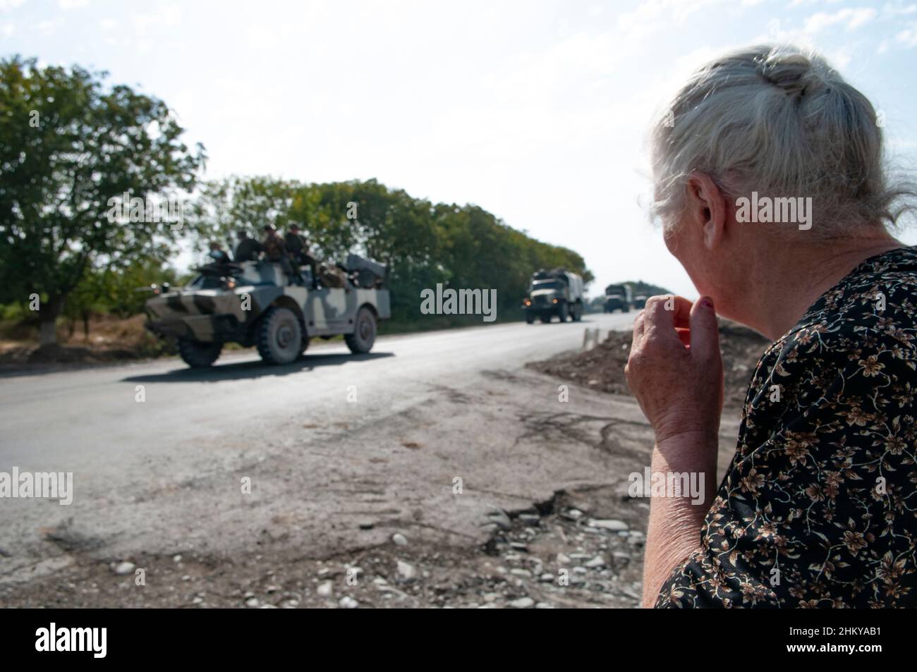 Un'anziana villager georgiano sembra sconsolata mentre osserva le forze russe sulla strada da Gori alla periferia di Tbilisi durante la guerra russo-georgiana dell'agosto 2008 Foto Stock