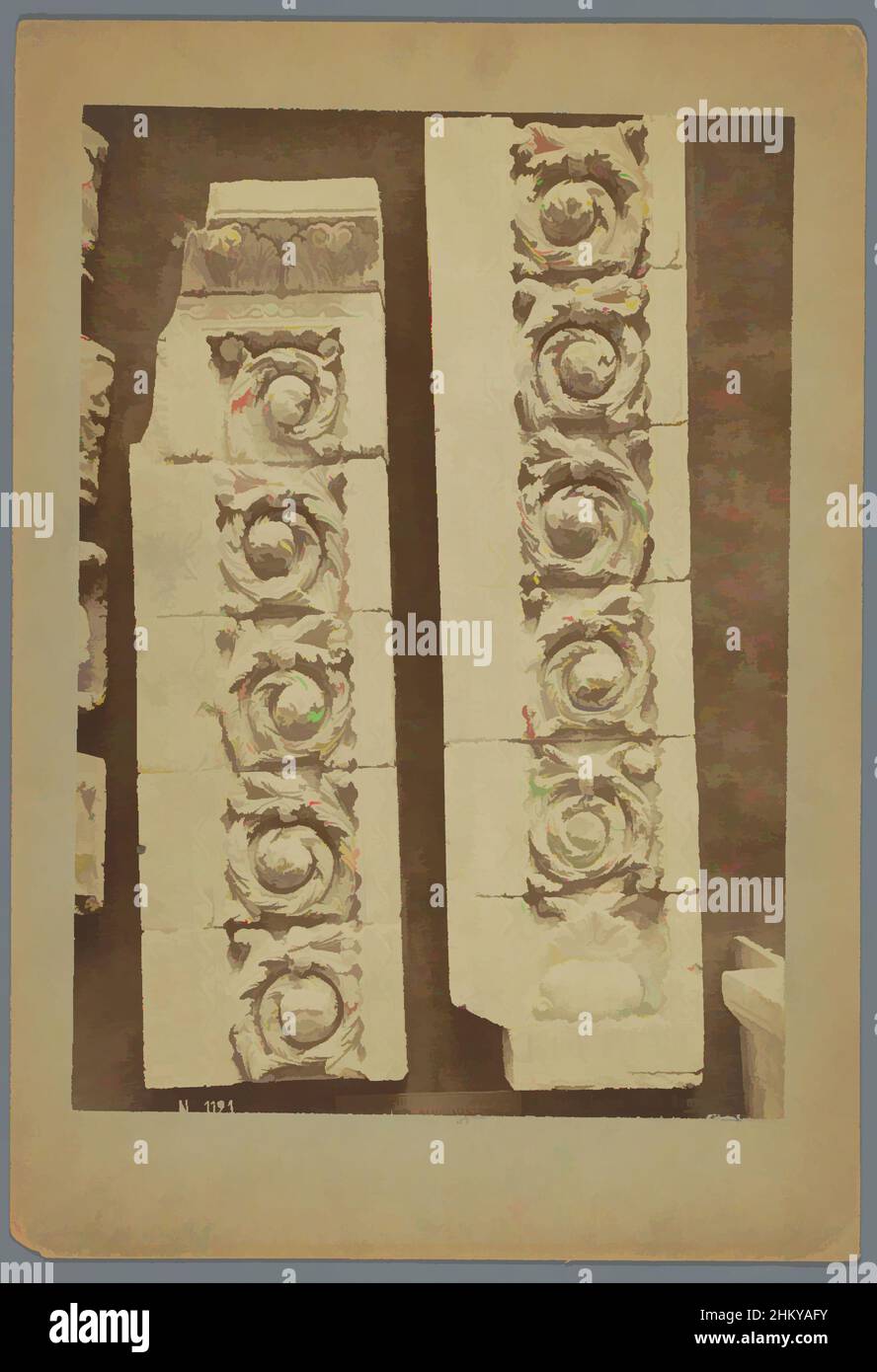 Arte ispirata a due rilievi con motivi vegetali, teste e teste animali della Collégiale Notre-Dame di Mantes-la-Jolie, Mantes. Eglise Notre-Dame., Séraphin-Médéric Mieusement, Europa, c.. 1875 - c. 1900, cartone, stampa albume, altezza 351 mm x larghezza 248 mm, opere classiche modernizzate da Artotop con un tocco di modernità. Forme, colore e valore, impatto visivo accattivante sulle emozioni artistiche attraverso la libertà delle opere d'arte in modo contemporaneo. Un messaggio senza tempo che persegue una nuova direzione selvaggiamente creativa. Artisti che si rivolgono al supporto digitale e creano l'NFT Artotop Foto Stock