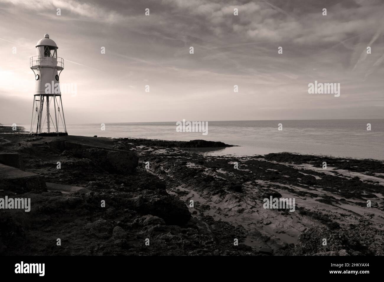 Faro di Blacknore Point, Portishead - colpo bianco e nero in una giornata invernale con mare calmo. Una luce guida in mare Foto Stock Faro di Blacknore Point, Portishead - colpo bianco e nero in una giornata invernale con mare calmo. Una luce guida in mare Foto Stock