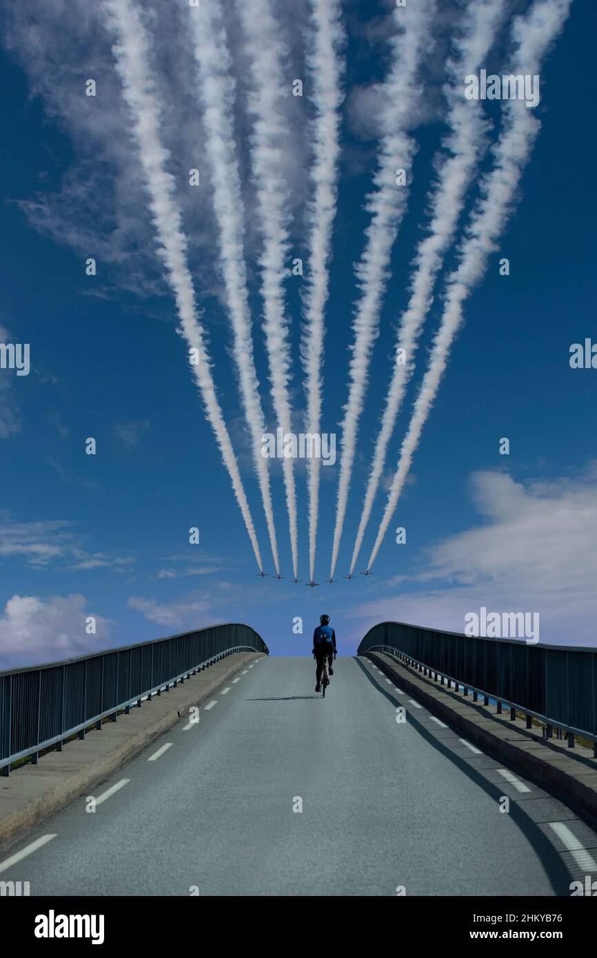 Il display dell'aria passa sopra il ponte stradale, Isola di Heroy, Norvegia. Foto Stock