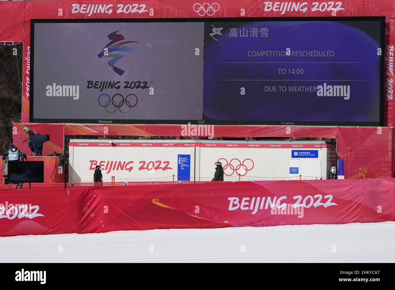 Un display elettronico annuncia un ritardo al corso Men's Downhill prima che la gara sia stata rinviata a causa delle condizioni meteorologiche al Centro Nazionale di Sci Alpino di Yanqing alle Olimpiadi invernali di Pechino 2022 di domenica 6 febbraio 2022. Foto di Paul Hanna/UPI Foto Stock