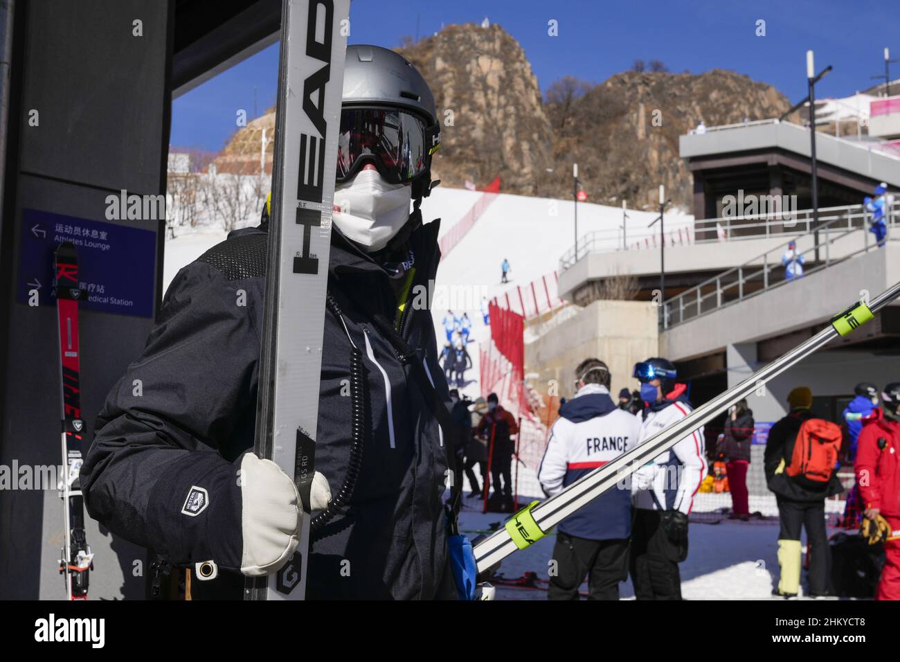 Gli allenatori e gli atleti lasciano il corso alla discesa degli uomini dopo che la gara è stata rinviata a causa delle condizioni meteorologiche presso il Centro Nazionale di Sci Alpino di Yanqing alle Olimpiadi invernali di Pechino 2022 di domenica 6 febbraio 2022. Foto di Paul Hanna/UPI Foto Stock