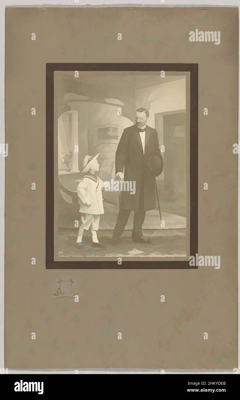 Arte ispirata da padre e figlio, ritratto studio, Pierre Weijnen, Den Bosch, 1913, Carta, supporto fotografico, altezza 136 mm x larghezza 96 mm altezza 273 mm x larghezza 177 mm, opere classiche modernizzate da Artotop con un tocco di modernità. Forme, colore e valore, impatto visivo accattivante sulle emozioni artistiche attraverso la libertà delle opere d'arte in modo contemporaneo. Un messaggio senza tempo che persegue una nuova direzione selvaggiamente creativa. Artisti che si rivolgono al supporto digitale e creano l'NFT Artotop Foto Stock