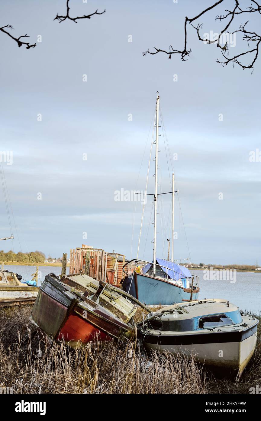 Relitti di piccole barche sulle rive del fiume Wyre a Skippool, Lancashire Foto Stock