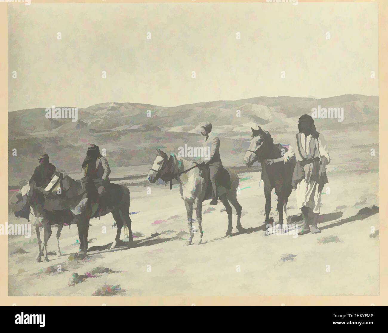 Arte ispirata da Richard Polak e compagni di viaggio a cavallo in un deserto, quattro uomini a cavallo in un deserto. La fotografia fa parte della serie fotografica dell'Egitto raccolta da Richard Polak., il sig. L. de Bruyn (attribuito a), Egypte, c.. 1900 - c. 1910, supporto fotografico, opere classiche modernizzate da Artotop con un tuffo di modernità. Forme, colore e valore, impatto visivo accattivante sulle emozioni artistiche attraverso la libertà delle opere d'arte in modo contemporaneo. Un messaggio senza tempo che persegue una nuova direzione selvaggiamente creativa. Artisti che si rivolgono al supporto digitale e creano l'NFT Artotop Foto Stock